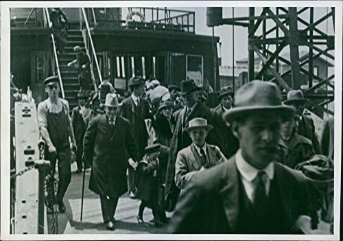 Реколта снимка сцена от филма Марш на времето,Американците на всичко!, показва скандинавски имигранти, които пристигат в Съединените